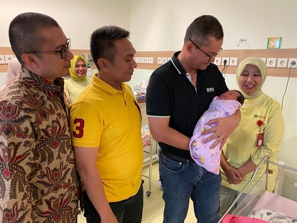 Kapolresta Pekanbaru Besuk Bayi yang Diduga Dibuang Orangtuanya di Etalase Warung