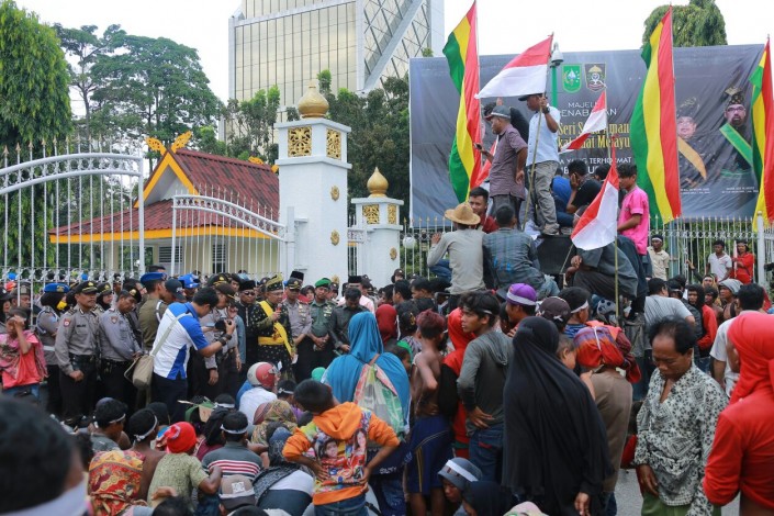 Gubernur Riau Temui Massa Sakai, Hasilnya Masih Nihil