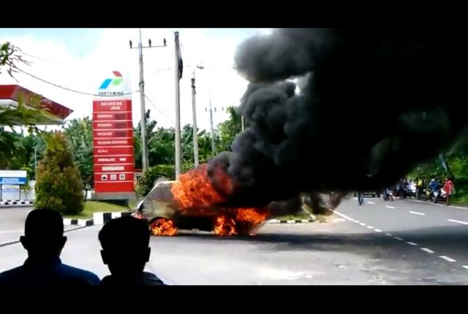 Mobil Operasional Kementerian PUPR Terbakar di SPBU Kuansing