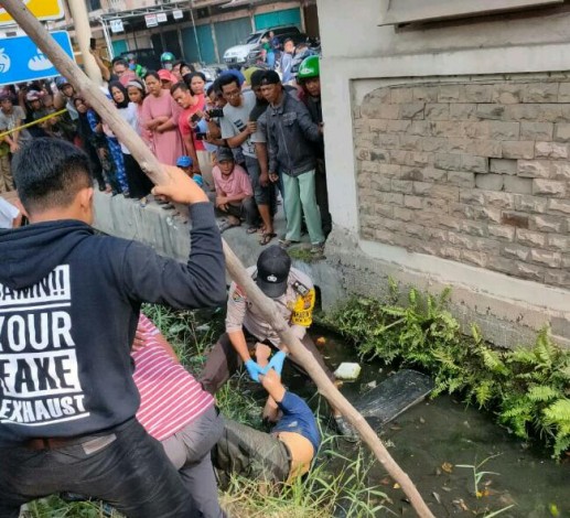 Sesosok Mayat Ditemukan di Dalam Parit Jalan Riau