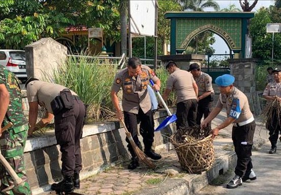 Galakkan Pola Hidup Sehat, Polresta Pekanbaru Turun ke Jalan Bersih-Bersih Tempat Umum