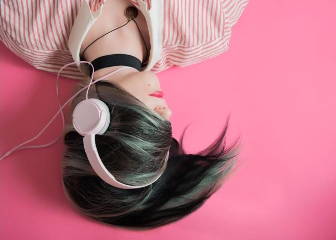 Wanita Ini Didiagnosis Tuli Akibat Gemar Dengar Musik dengan Headphone