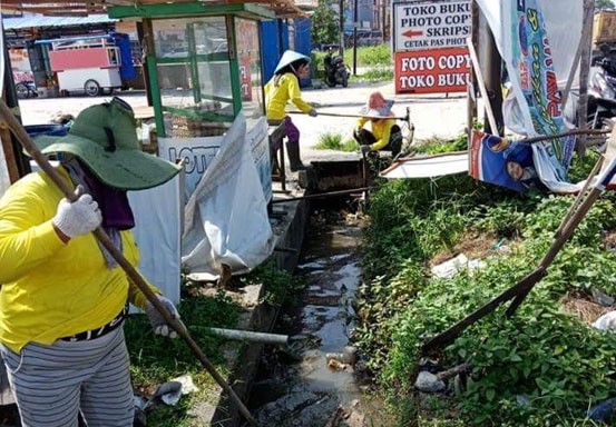 Waspada Banjir, Dinas PUPR Kerahkan Pasukan Kuning Membersihkan Drainase