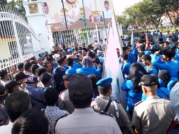 Demo Pajak Pertalite, Ratusan Mahasiswa Paksa Masuk Kantor Gubernur Riau
