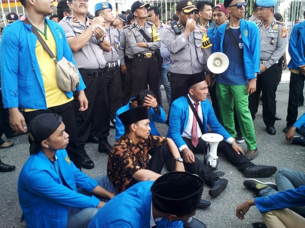 Mahasiswa Terkena Pukulan Aparat Ketika Insiden Saling Dorong di Kantor Gubernur Riau