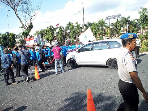Tak Diberi Akses Masuk, Mahasiswa UIR Blokir Jalan Sudirman