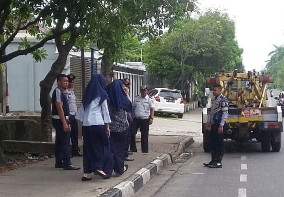 Lihat Petugas Derek, Pemilik Kendaraan yang Parkir Sembarangan di Diponegoro Berlarian Pindahkan Mobil