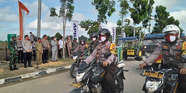 Polda Riau Gandeng Puluhan Becak Motor Salurkan Sembako di Pelalawan