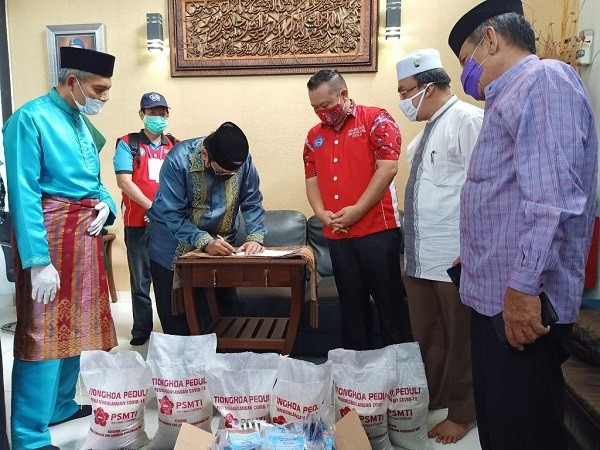 Tionghoa Peduli Covid-19 Serahkan 200 Sak Beras ke DPD PMMI Riau, akan Dibagikan ke Pelosok Desa