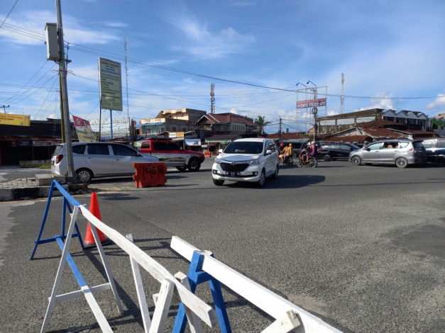 Tidak Ada Penjagaan, Kendaraan Bebas Melintas di Pos Penyekatan Simpang Garuda Sakti