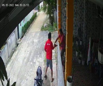 Terekam CCTV, Pria di Pekanbaru Tusuk Seseorang Diduga Polisi