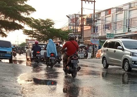 Tanpa Parit, Jalan Bukit Barisan selalu Becek dan Langganan Banjir Kala Hujan