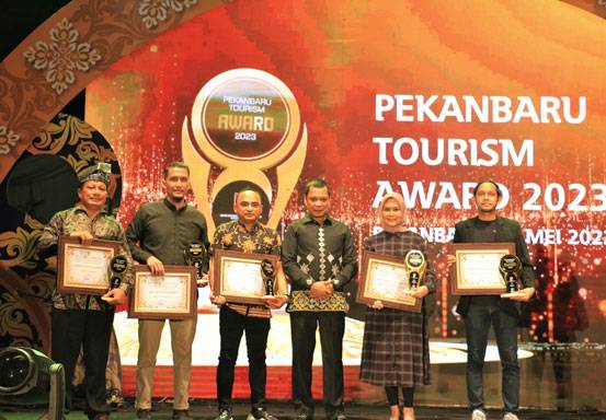 Muflihun Serahkan Penghargaan untuk Insan Pariwisata di Pekanbaru