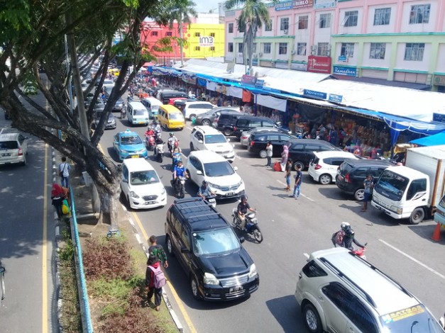 Warga Keluhkan Kemacetan di Depan Plaza Sukaramai