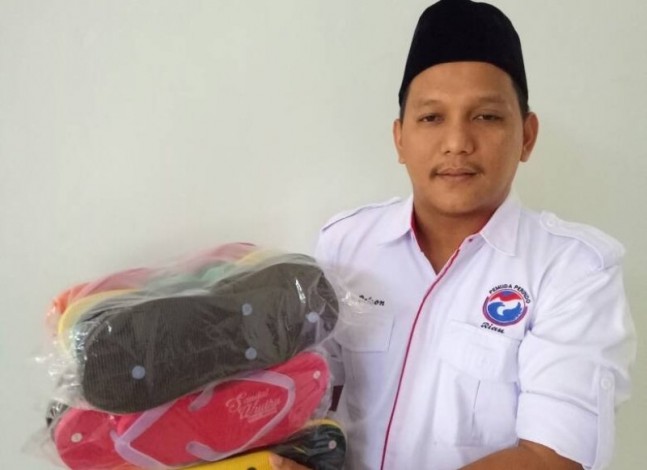Pemuda Perindo Riau Bagi-bagi Sandal ke Sejumlah Masjid