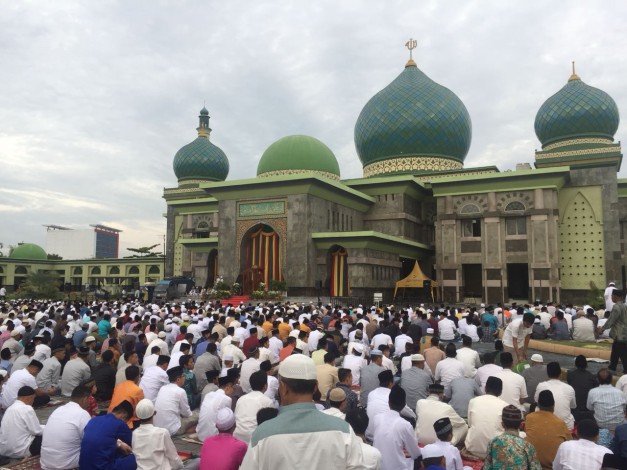 Ribuan Umat Muslim Padati Halaman Masjid Raya An Nur Riau