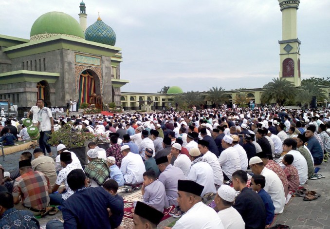 Fenomena Salat Idul Fitri di Masjid Annur, Tarif Parkir dan Koran Bekas Rp5000
