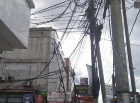 Kabel Jaringan Semrawut di Pekanbaru, LMR: Ini Melanggar Perda