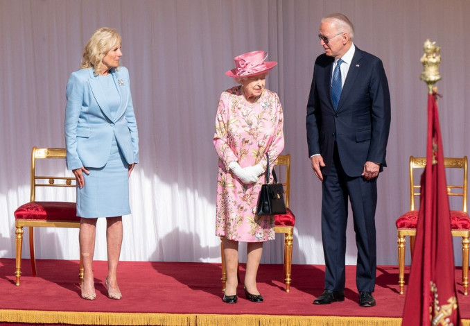 Bertemu Ratu Elizabeth II, Joe Biden Dikritik karena Pakai Aviator