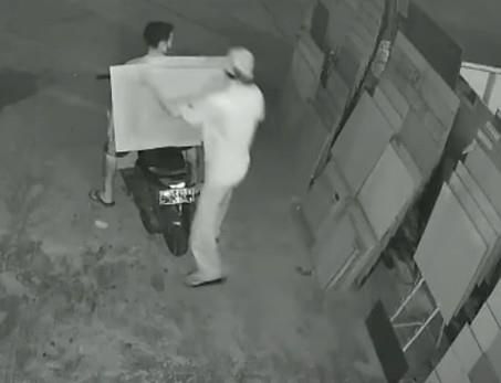 Terekam CCTV, Dua Pria Pekanbaru Ketahuan Maling 40 Keping Sampel Keramik