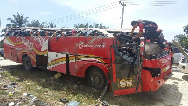 Bus Almasar Terbalik, 1 Penumpang Tewas dan 14 Terluka