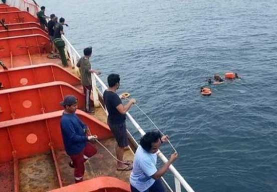Kapal Tenggelam, KSOP Dumai Evakuasi Lima Nelayan yang Sempat Mengapung di Selat Melaka