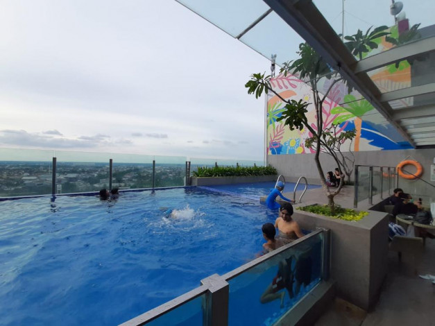 The Zuri Hadirkan Rooftop Delight, Berenang di Lantai 19 Sambil Menikmati Aneka Kuliner