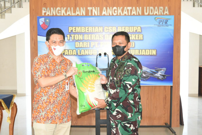Lanud Rsn Terima Bantuan 1 Ton Beras dan Masker dari PT PIR untuk Masyarakat