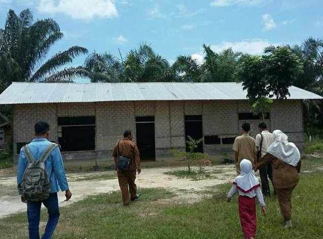 Sekolah di Danau Lancang Ini Berlantai Tanah, Dinding Bambu, Siswa Bawa Kursi Sendiri