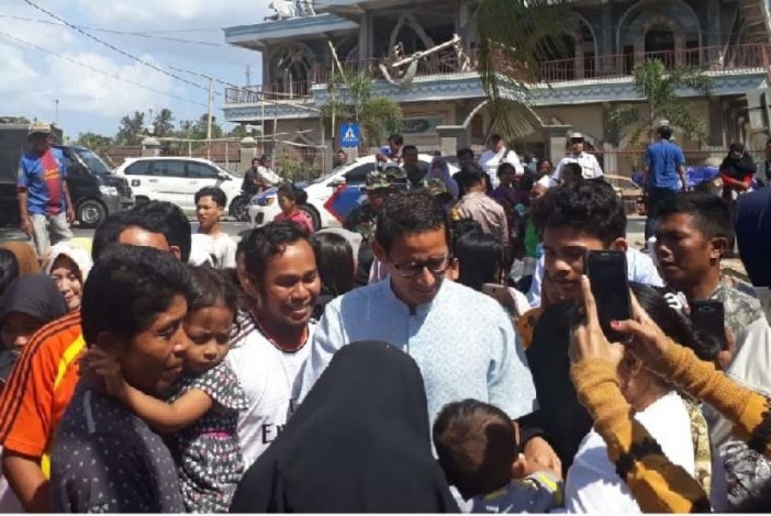 Kunjungi Korban Gempa, Sandiaga Disambut Hangat di Lombok