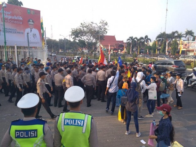 Tak Kunjung Ditemui Gubernur Riau, Pendemo Bentrok dengan Petugas Keamanan