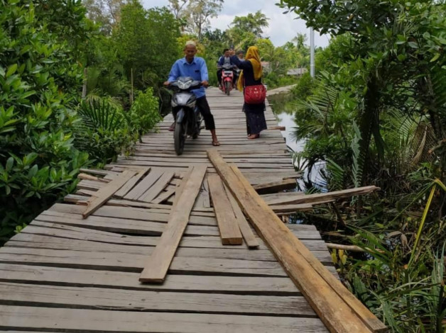Sudah Ada Korban Jatuh, Warga Minta Pemprov Riau Segera Perbaiki Jembatan Sungai Dedap