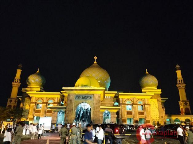 Masyarakat Bondong-bondong Datangi Masjid Annur Riau Saksikan Ceramah Ustaz Dasad Latif