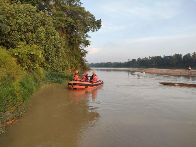 Mandi di Sungai, Bocah 9 Tahun Hilang Terseret Arus Sungai Kuantan