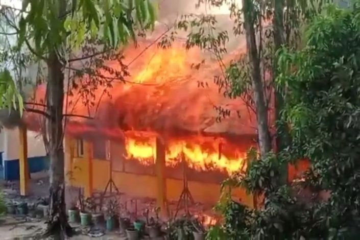 Siswa sedang Upacara, Gedung Kesenian SMP Bernas Pangkalan Kerinci Ludes Terbakar