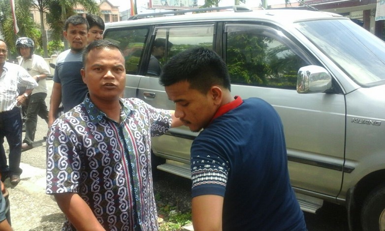 Dua OTK Bongkar Mobil Pensiunan Juru Sita PN Pekanbaru