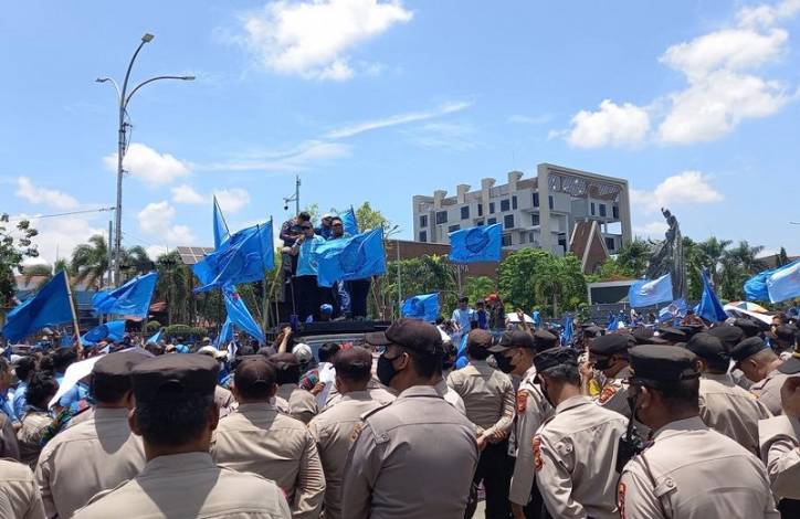 Ribuan Massa F-SPTI Demo di Kantor Gubernur Riau Teriak Turunkan Bupati Rohil