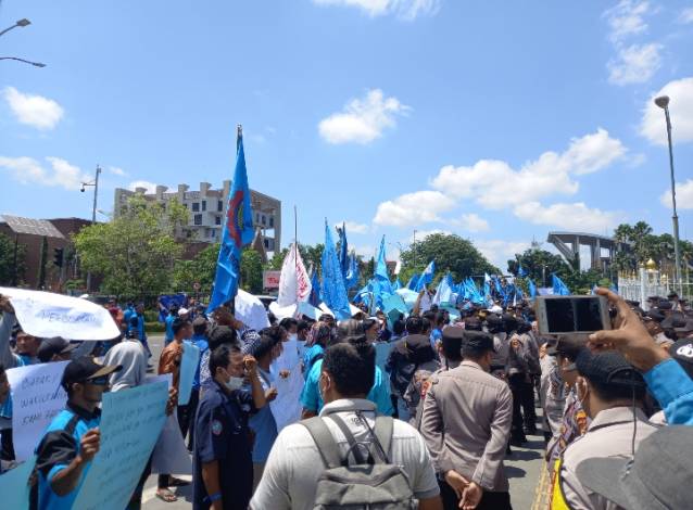 Ribuan Massa F-SPTI Geruduk Kantor Gubernur Riau, Kapolres Ikut Turun Amankan Aksi