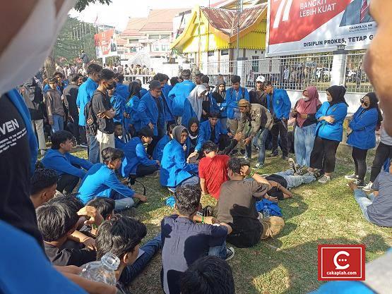 Memanas!! Saling Dorong hingga Botol Air Mineral Melayang dalam Aksi Unjukrasa di Gedung DPRD Riau