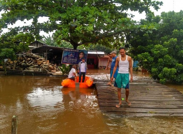 Damkar Pekanbaru Evakuasi 120 Keluarga di Payung Sekaki