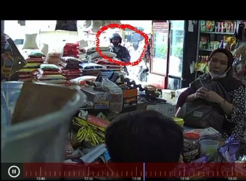 Terekam CCTV, Pria Bermasker Curi Beras Berkarung-karung dari Toko di Jalan Pemuda