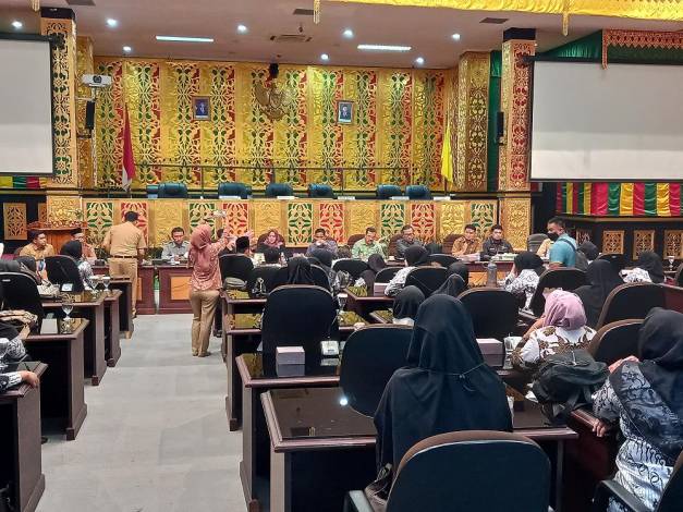 Datangi DPRD Pekanbaru, Ratusan Guru Honorer Minta Kepastian Diangkat Jadi PPPK