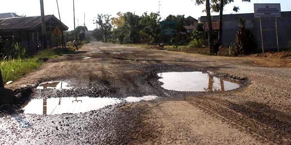 Rusak Parah, Jalan Azki Aris Rengat Diperbaiki Tahun 2019