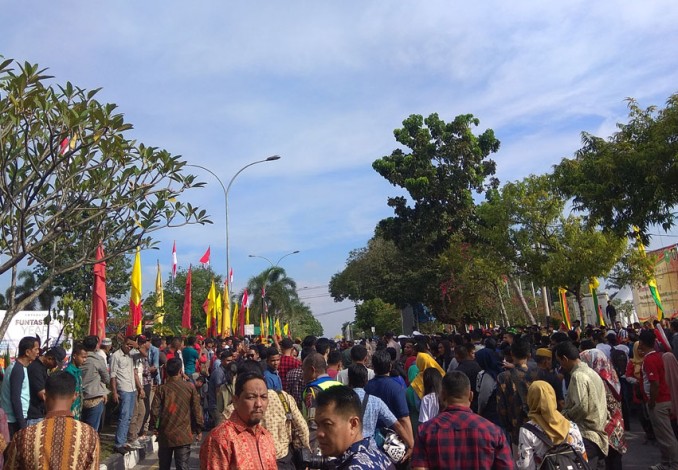 Jelang Penabalan Gelar Adat untuk Presiden, Warga Padati Jalan Diponegoro