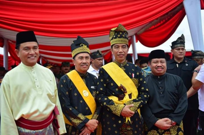 Jokowi Terima Gelar Adat, Bupati Amril Mukminin Ucapkan Tahniah