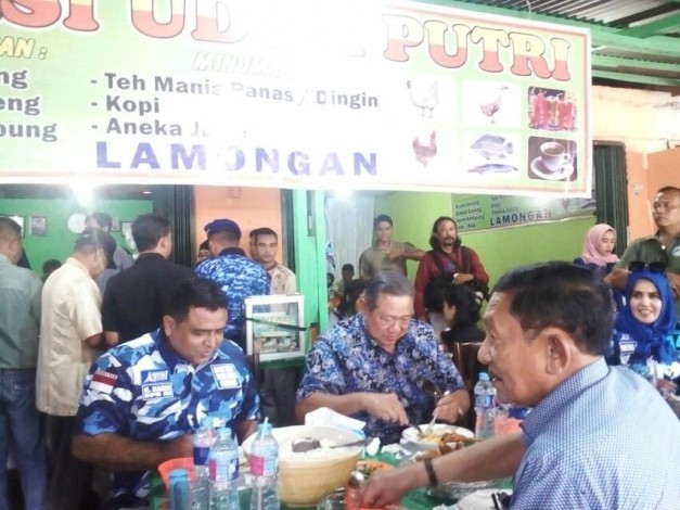 Makan Siang di Warung Pasar Minggu, SBY Dikerubungi Warga Kampar