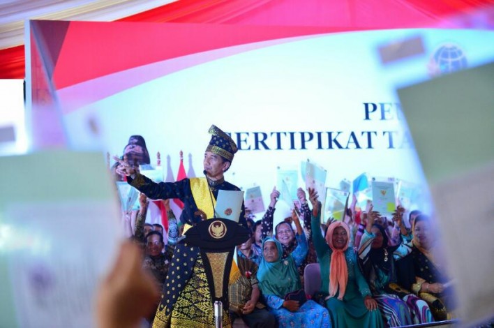 Serahkan 6.000 Sertifikat Tanah di Riau, Ini Pesan Presiden ke Masyarakat 