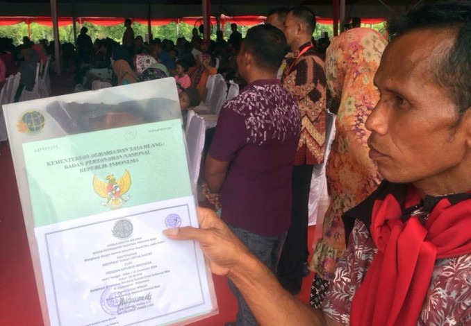 155 Ribu Warga Riau Terima Sertifikat Tanah Gratis