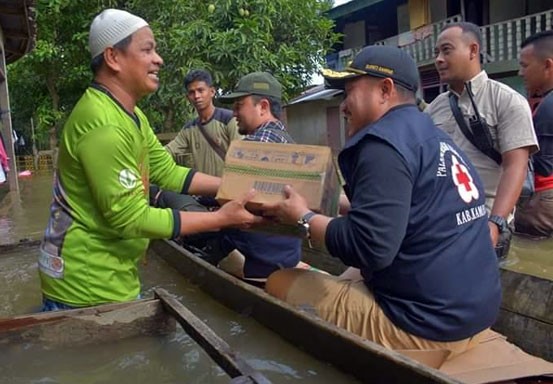 Tinjau Korban Banjir, Bupati Kampar: Layani Masyarakat Secara Maksimal
