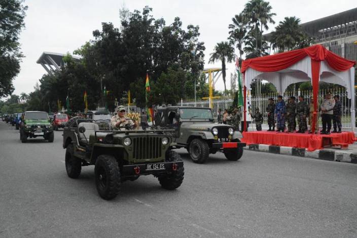 Terjun Payung hingga Pawai Kendaraan Alutsista Meriahkan Peringatan Hari Juang TNI AD di Pekanbaru